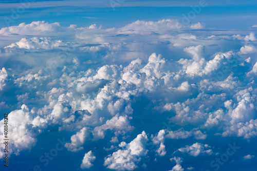 Cumuluswolken am blauen Himmel vom Flugzeugfenster aus gesehen