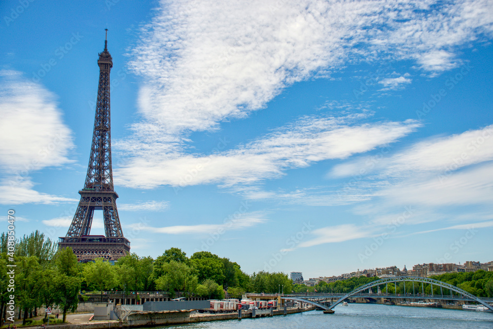 Obraz premium eiffel tower city
