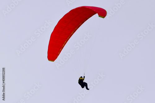 Ein Paragleiter hoch am Himmel photo