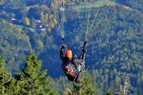 Ein Paragleiter kurz nach dem Start
