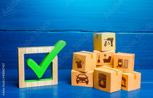 Fotografia Boxes and green check mark