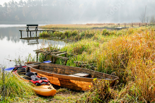 Poziome ujęcie łódki, kajaka i pomostu na jeziorze na Kaszubach © joannak24