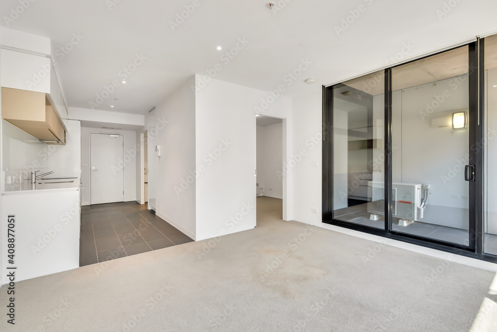 Obraz premium Empty and unfurnished brand new apartment 
