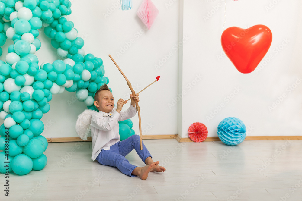 Obraz premium cupid little boywith a bow, arrow and wings