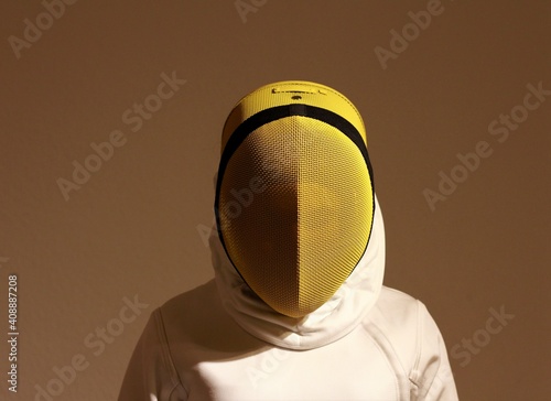 Schilderij op canvas Fencer in a yellow mask.