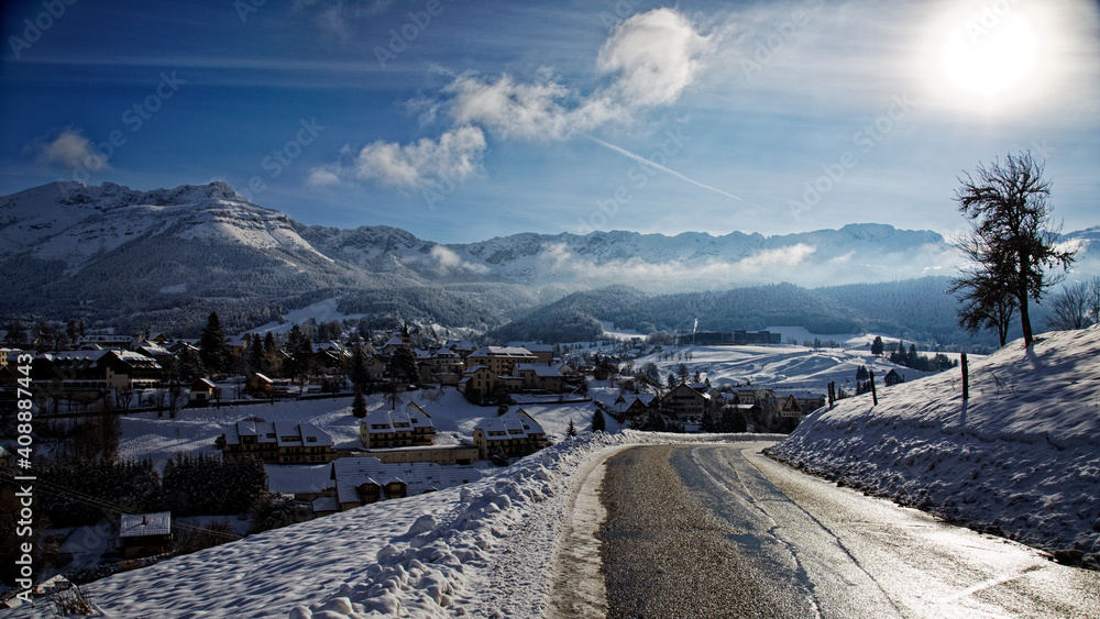 Vue de la station de ski de Villard De Lans pendant l'hiver 2020 2021 sans les remontées mécaniques fermées pour cause de COVID 