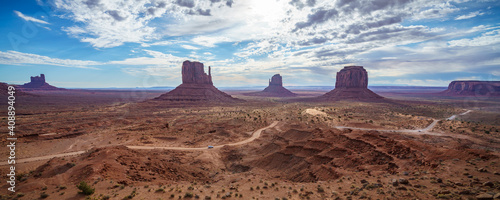 the scenic drive in the monument valley, usa © Christian B.