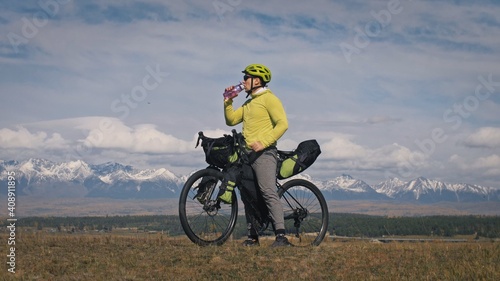 Foto The man travel on mixed terrain cycle touring with bikepacking