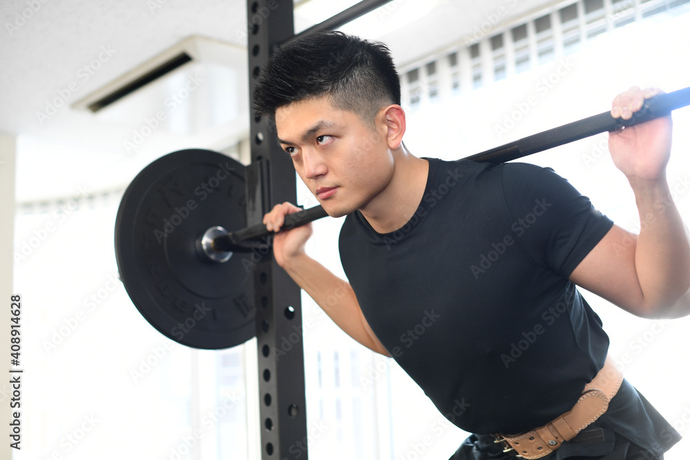 ジムでスクワットをする男性 Stock Photo Adobe Stock ジムでスクワットをする男性 Stock Photo Adobe Stock