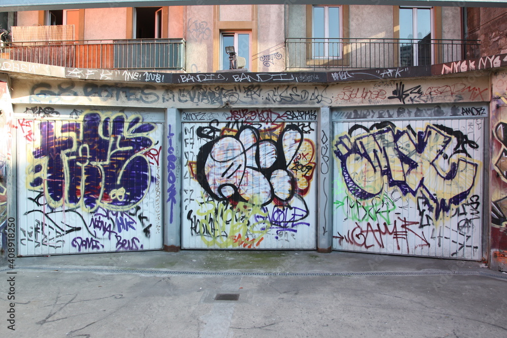 Naklejka premium graffiti, wall, street, art, urban, sign, town, old, paint, brick, ancient, building, spray, history, architecture, graffiti, drawings on houses
