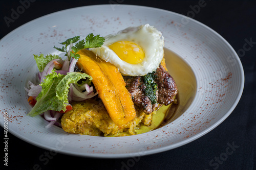 Comida peruana, criolla. Tacu Tacu a lo pobre.
