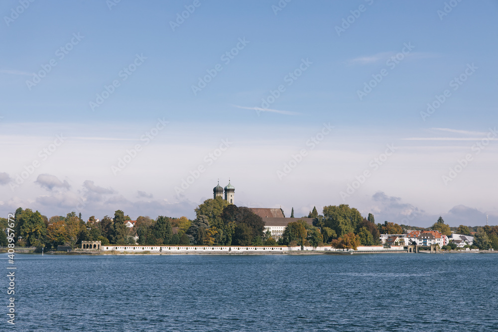 Ein Blick vom Schiff der BSB auf das Stadtteil Hofen in Friedrichshafen am Bodensee, Baden-Württemberg, Deutschland