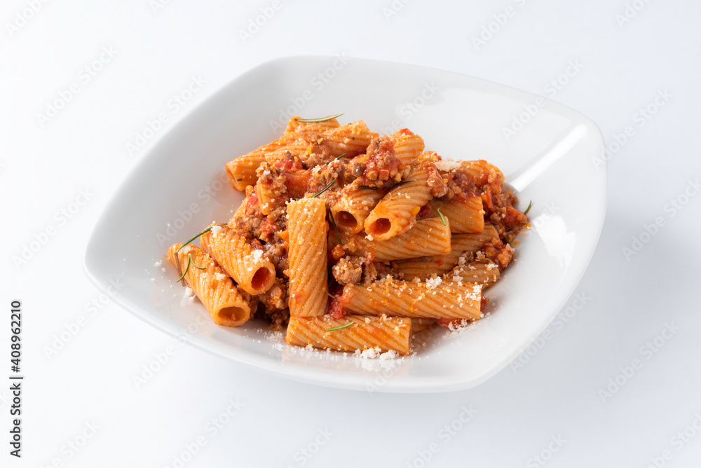 Piatto di tortiglioni al ragu di manzo, cucina italiana Piatto di tortiglioni al ragu di manzo, cucina italiana