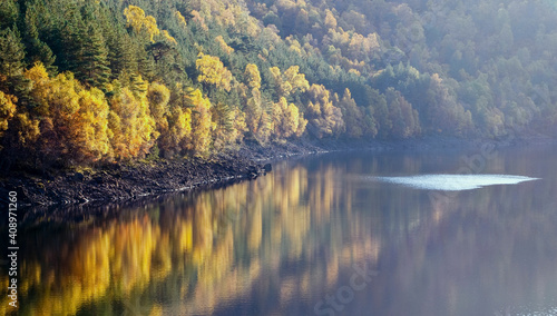 Fototapeta Naklejka Na Ścianę i Meble -  autumn reflection in a Scottish Loch