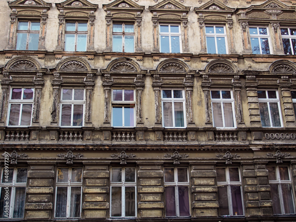 Berlin: Fassade eines unsanierten Altbaus