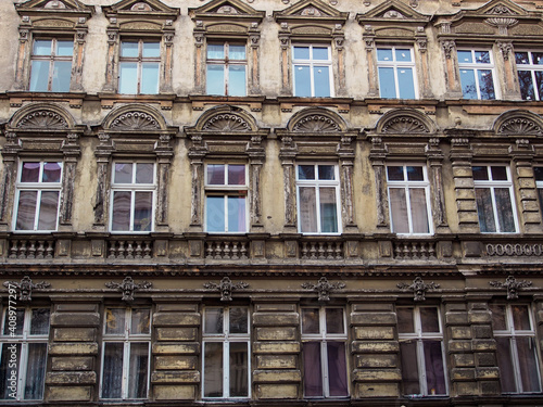 Berlin: Fassade eines unsanierten Altbaus