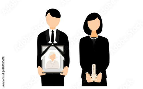 遺影と仮位牌をもって立つ若い夫婦