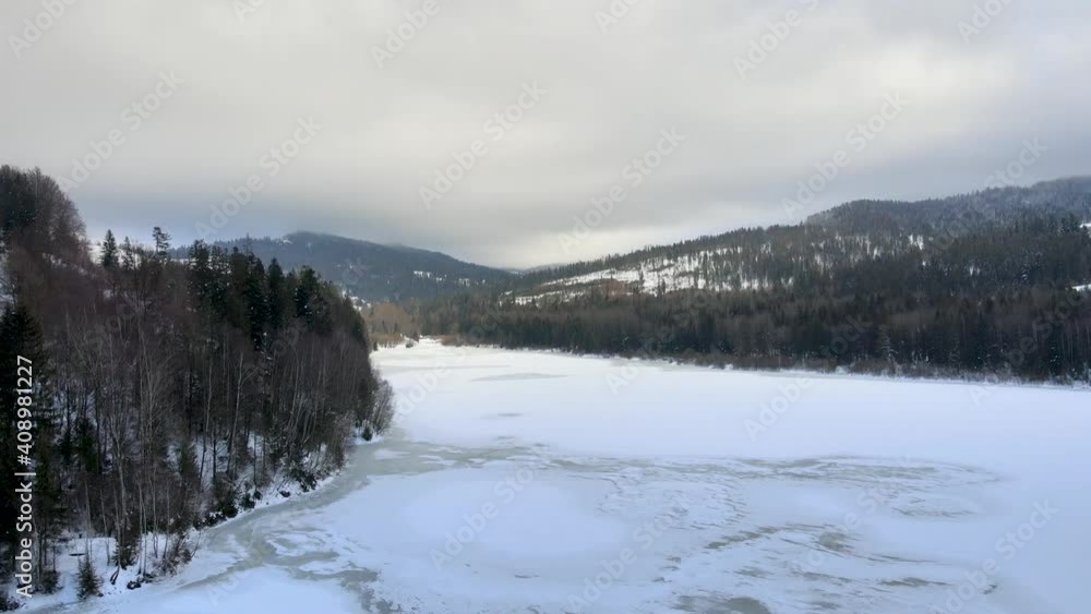 Wisła Czarne, zalew Czernieński, połączenie Białej i Czarnej Wisełki. Początek rzeki Wisła w zimie z lotu ptaka
