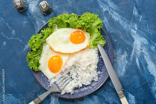 Fried eggs with white rice ...
