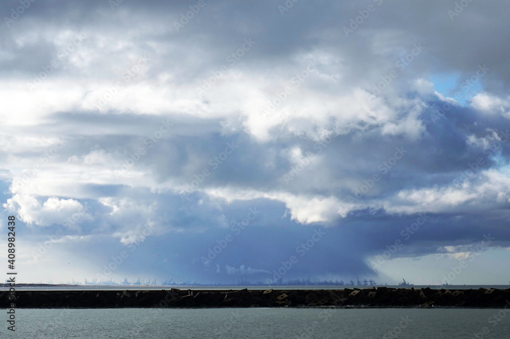 Obraz premium Stormy weather long the coast of Scheveningen