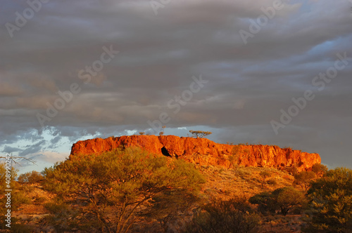 фотографія Golden hour sunlight, shining on a desert breakaway hill, goldfields outback Australia