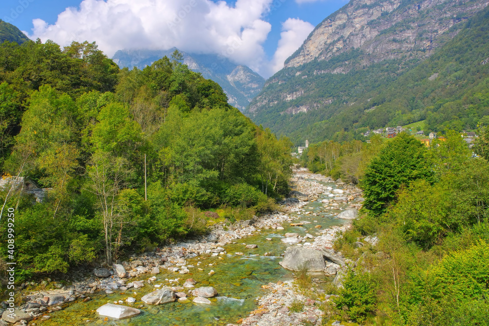Frasco und Fluss Verzasca, Verzascatal, Tessin, Schweiz, Europa