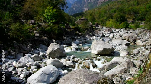 typische Felsen im Fluss Bavona im Bavonatal, Tessin in der Schweiz  photo