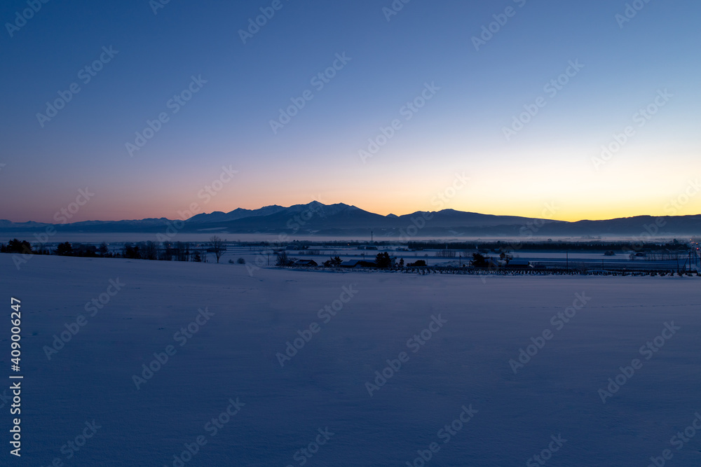 北海道冬の風景　夜明けの十勝岳連峰