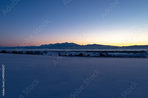 北海道冬の風景 夜明けの十勝岳連峰