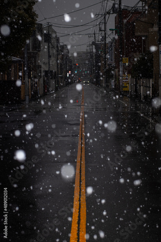 雪が舞う道路