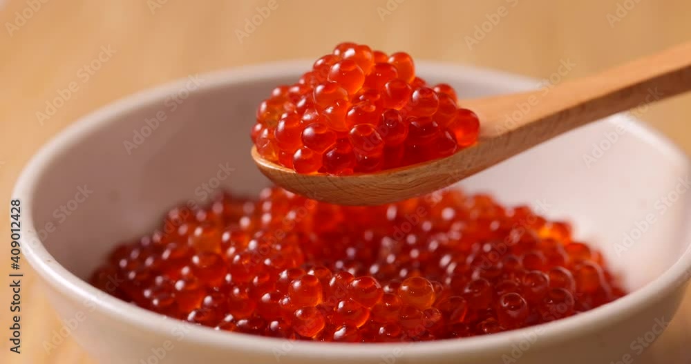 いくらの醤油漬けをスプーンで持ち上げる Japanese soy sauce with the salmon roe いくらの醤油漬けをスプーンで持ち上げる Japanese soy sauce with the salmon roe