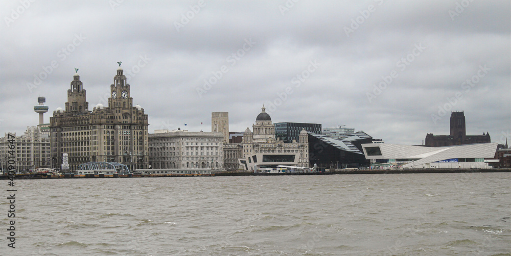 Obraz premium Liverpool Waterfront Pierhead mit Royal Liver Building, Cunard Building, Dock Office, Museum of Liverpool und Kathedrale