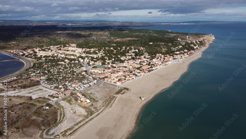 Vue aérienne globale de Leucate plage (travelling avant) Vue aérienne globale de Leucate plage (travelling avant)