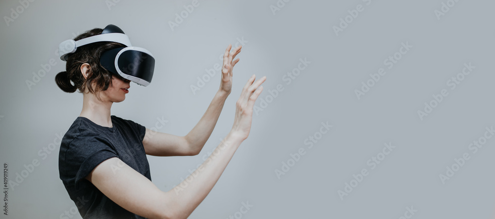 Frau mit VR Headset Banner