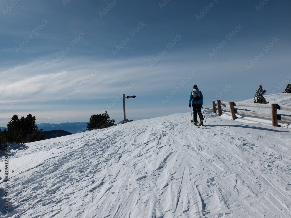 Station de ski fermée du fait du covid et skieur hors piste dans la neige avec risque d'avalanche