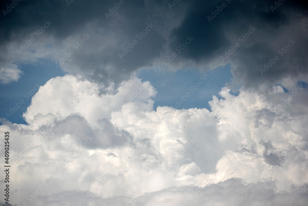 Obraz premium black and white clouds