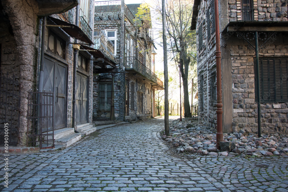 Calle empedrada con edificios antiguos de estilo colonial