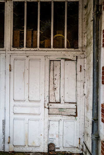 porte d'entrée d'une habitation abandonnée 2