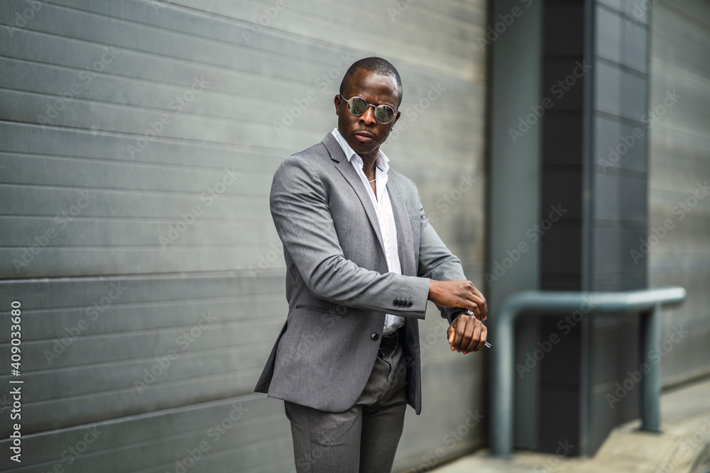 Chico negro con abrigo beige y traje Chico negro con abrigo beige y traje