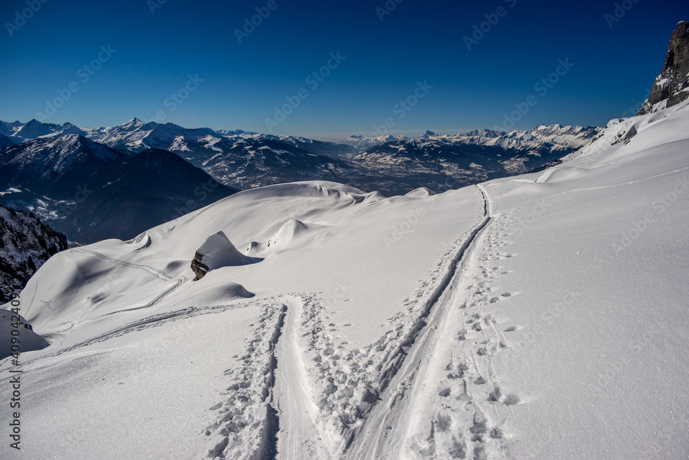 trace de ski dans les alpes françaises
