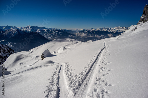 trace de ski dans les alpes françaises © julien heuret