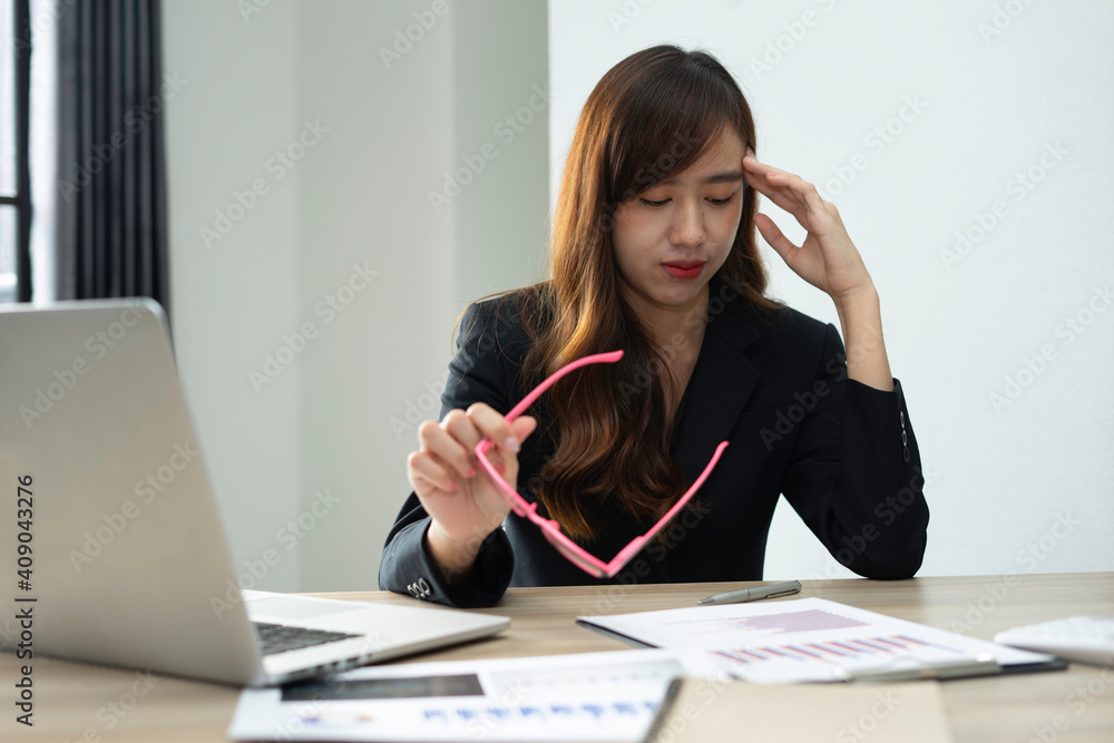 Manager A business woman who is tired and overworked due to sitting in front of a laptop computer for a long time, causing dry eyes, hard work and conception. Disadvantages of the office Syndome Manager A business woman who is tired and overworked due to sitting in front of a laptop computer for a long time, causing dry eyes, hard work and conception. Disadvantages of the office Syndome
