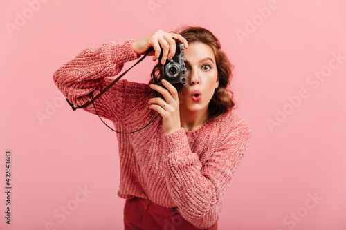 Foto Emotional young lady taking pictures