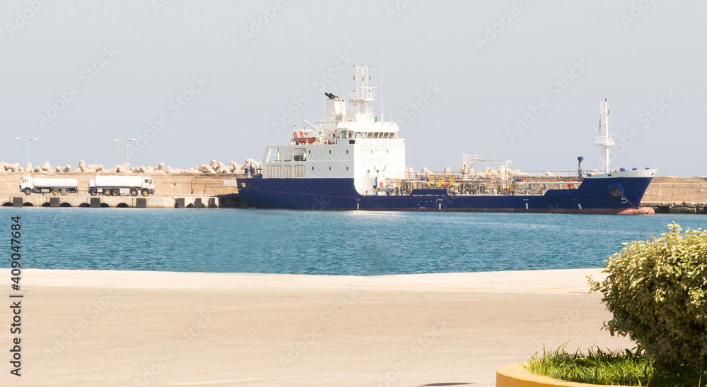 Obraz premium Tanker in the port of Rethymnon