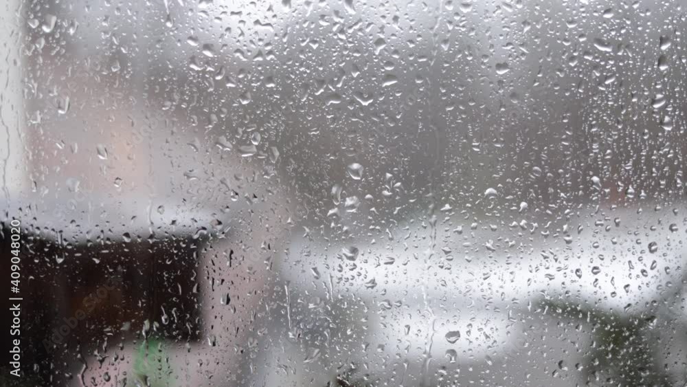 Regentropfen laufen am Fenster herunter Regentropfen laufen am Fenster herunter