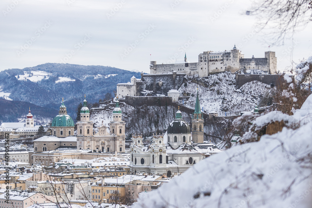 Obraz premium Panorama of Salzburg in winter: Snowy historical center and old city