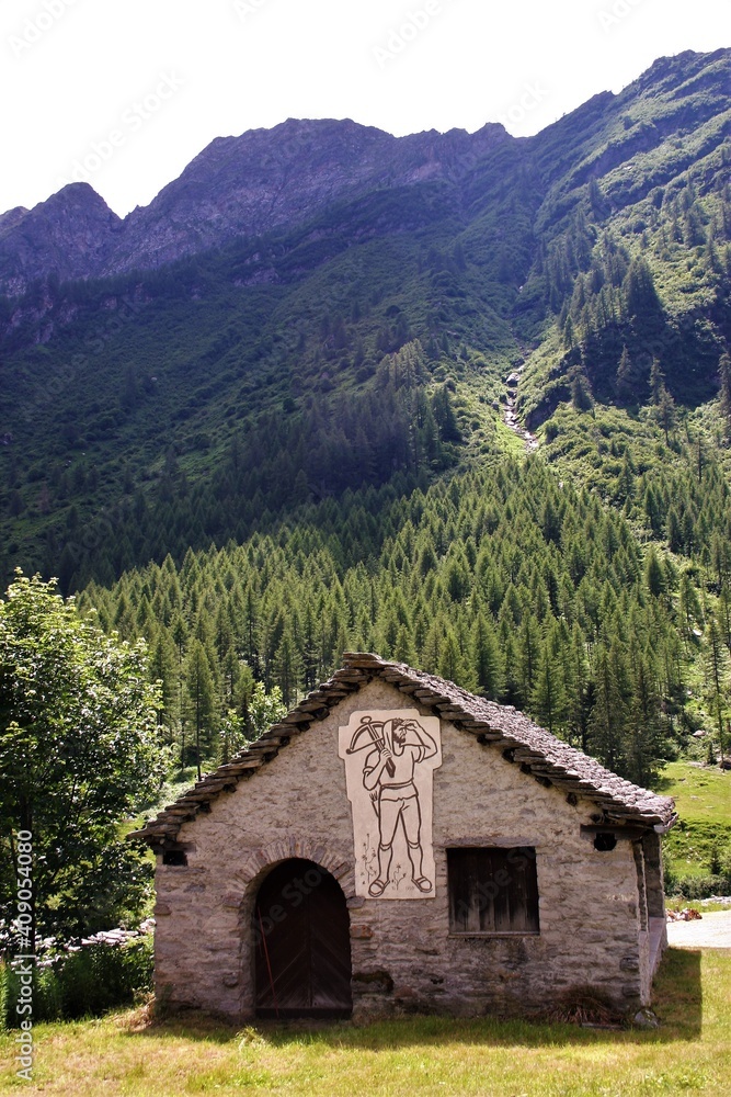 Bosco Gurin, Haus mit Tell-Sgraffito von Hans Tomamichel