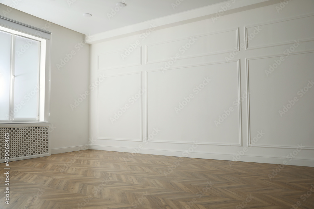 Fototapeta premium Parquet floor in light spacious empty room