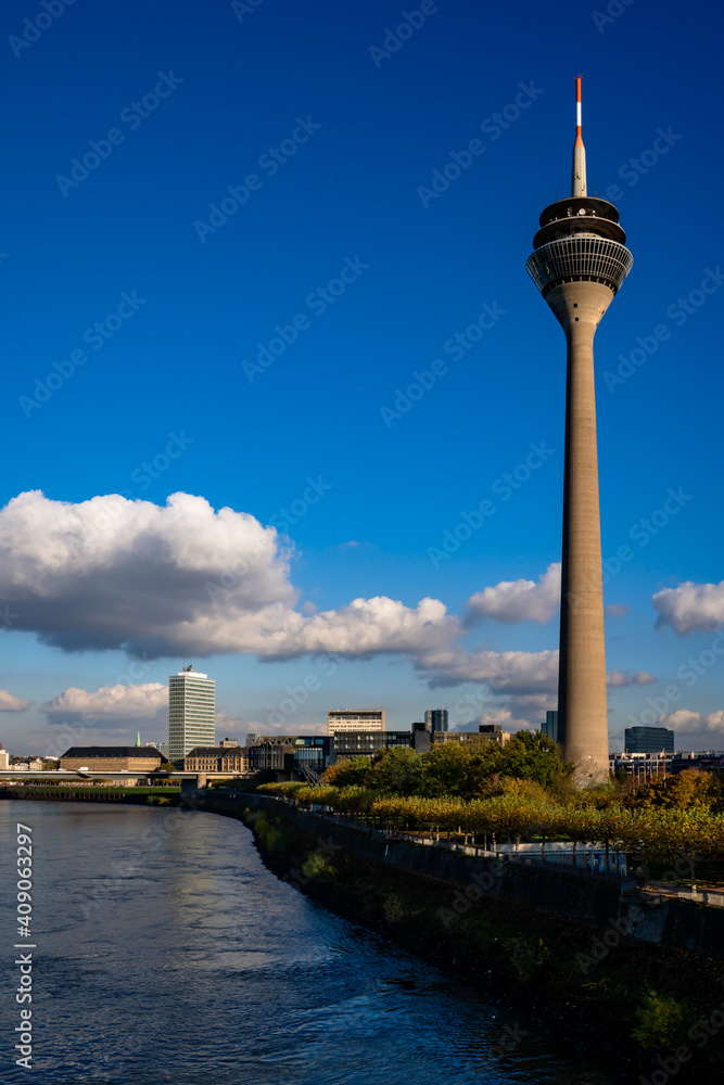 Rheinturm in Düsseldorf, Deutschland