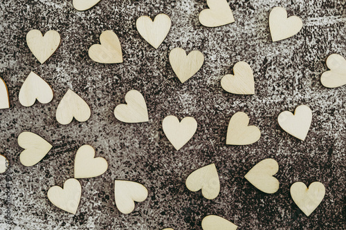 Coeurs en bois sur un arrière plan gris béton griffé - Arrière plan amour saint-valentin